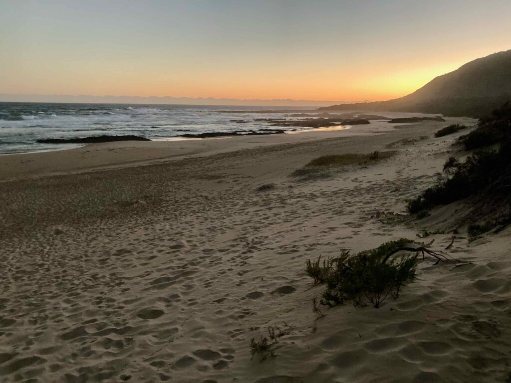 Die Strände der Bucht von Plettenberg Bay, Südafrika, sind unübertrefflich schön und weitgehend unberührt.