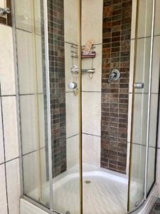 Dusche im Ensuite-Badezimmer